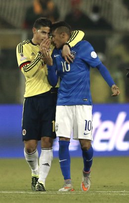 Colombia's Rodriguez chats with Brazil's Neymar after the end of their first rou