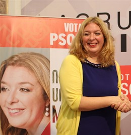 Flor Almón días antes de convertirse en alcaldesa junto a la propaganda del PSOE