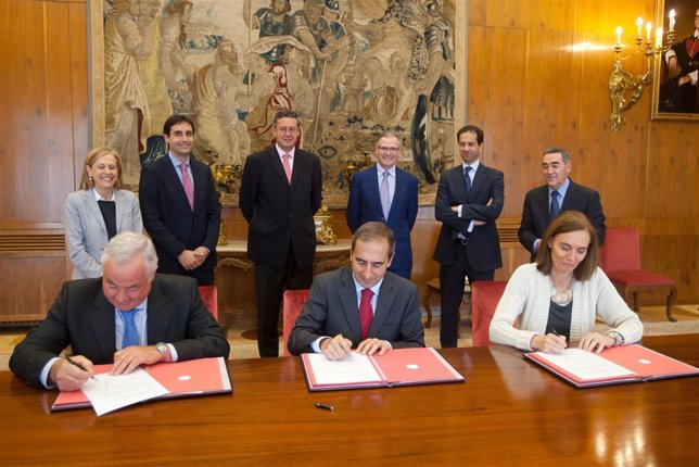 Firma del convenio entre la Universidad de Navarra y Caja Rural