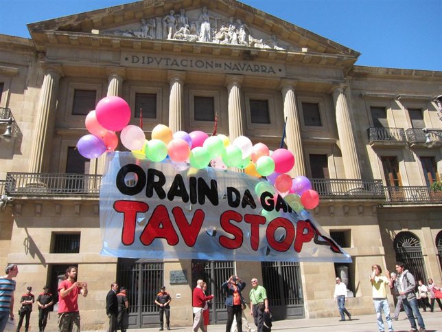 Concentración ante el Palacio de Navarra contra el TAV