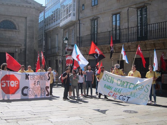 Trabajadores de Correos protestando por las calles de Compostela