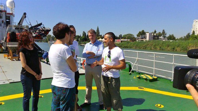 Julio Barea conversa con Fiscal en el 'Artic Sunrise'