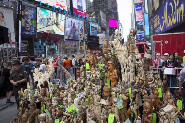 Exhiben una tonelada de piezas de marfil en Times Square (Nueva York)