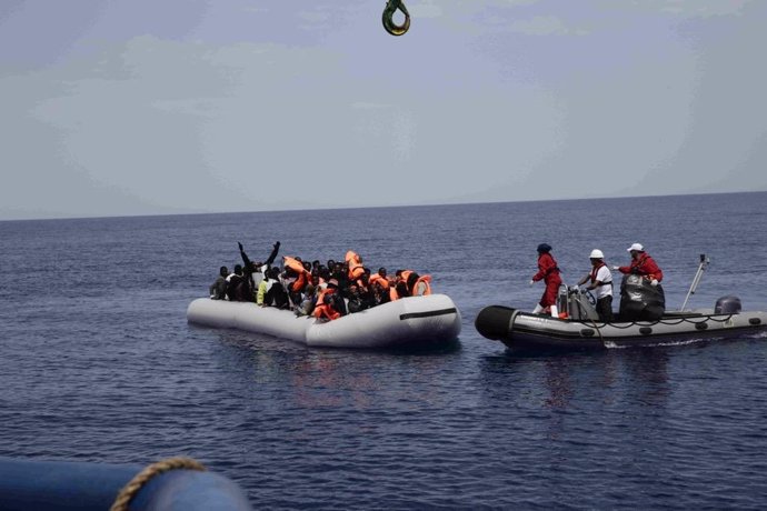 El 'Dignity I' de MSF rescata inmigrantes - junio de 2015