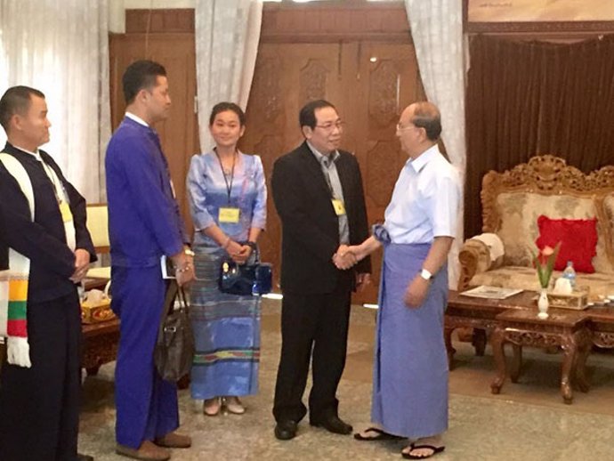 El presidente de Birmania, Thein Sein (derecha) , se reune con opositores 