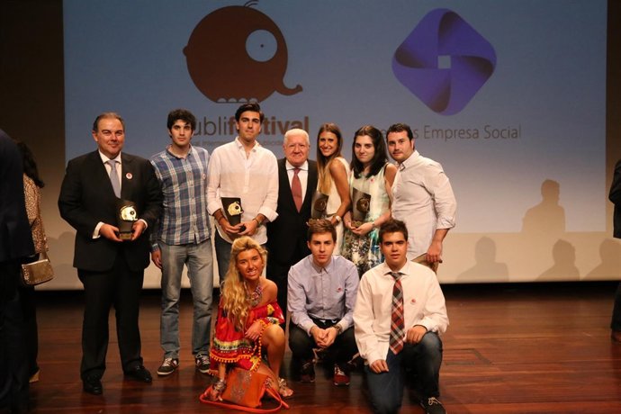 Director y alumnos de Cesine tras recoger los premios