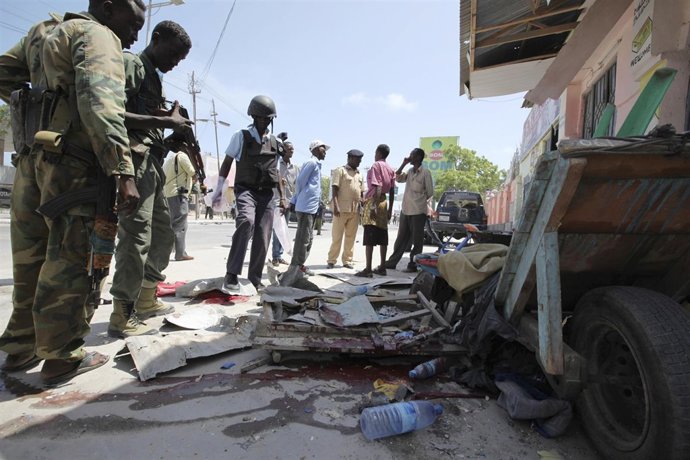Soldados somalíes ante la explosión de Mogadiscio, Somalia
