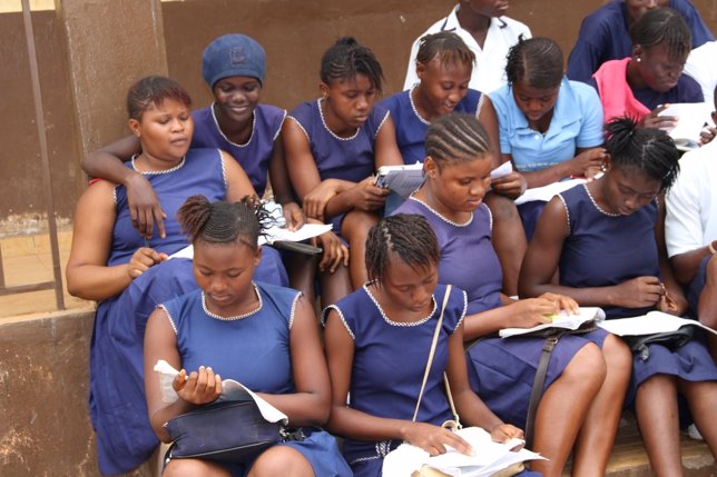 Niñas en una escuela tras la reapertura por el ébola en Sierra Leona