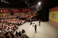 Pedro Sánchez saca la bandera española al ser proclamado candidato a La Moncloa