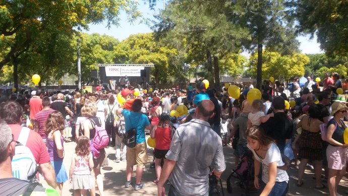 Unas 800 personas en la Fiesta de las Familias en el parque de la Barceloneta