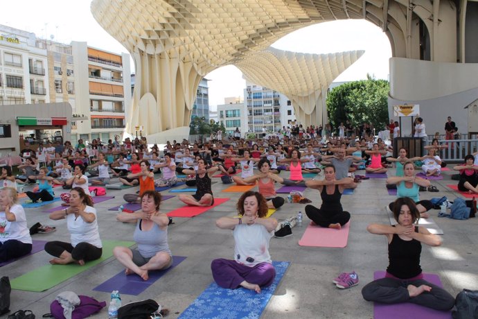 Asistentes al primer encuentro de yoga al aire libre en las Setas