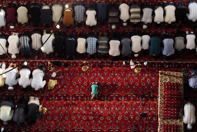 Creyentes turcos rezan en dirección a la meca durante el Ramadán