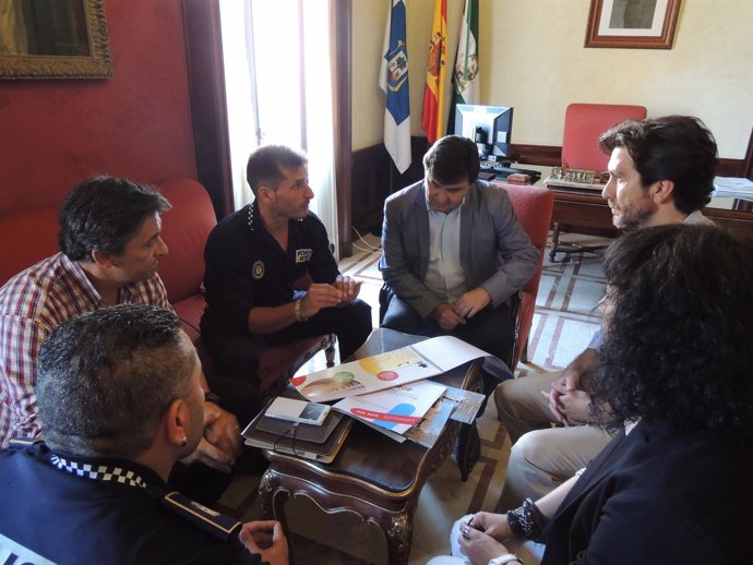 El alcalde de Huelva, con organizadores de Juegos de Policías y Bomberos