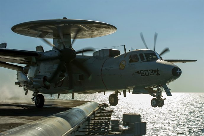 Un avión de reconocimiento y vigilancia E-2C Hawkeye de Estados Unidos