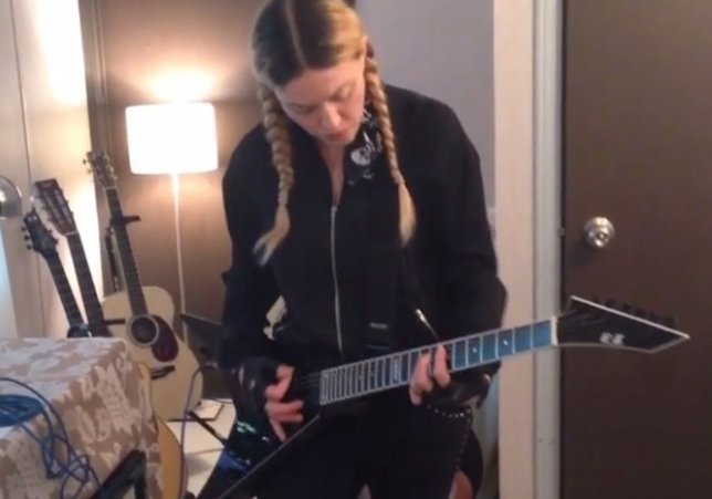 Madonna toca Whole Lotta Love de Led Zeppelin