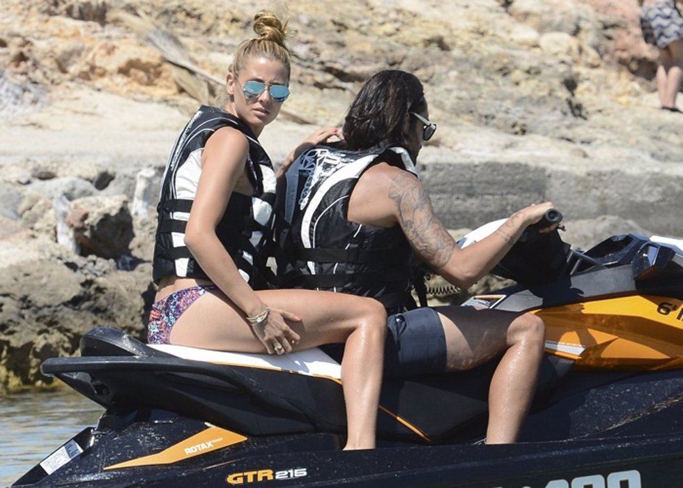 ELISABETH REYES Y SU MARIDO SERGIO DISFRUTAN DE LA MOTO DE AGUA EN IBIZA