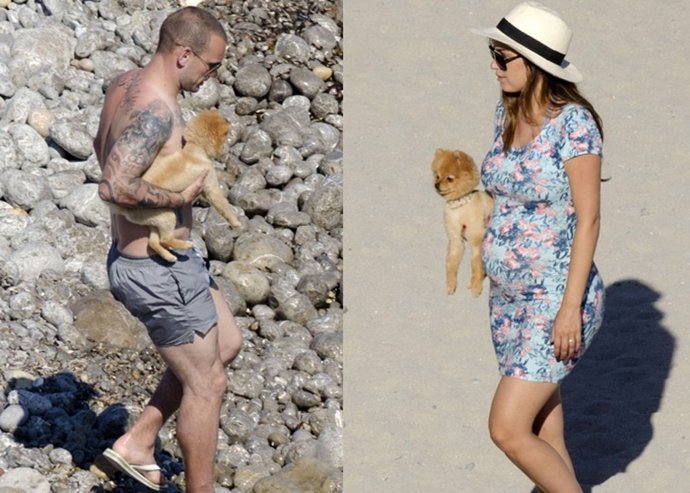 SNEIJDER Y SU MUJER YOLANTHE CABAU EJERCEN DE PAPÁS CON DOS CACHORROS DE PERRITO