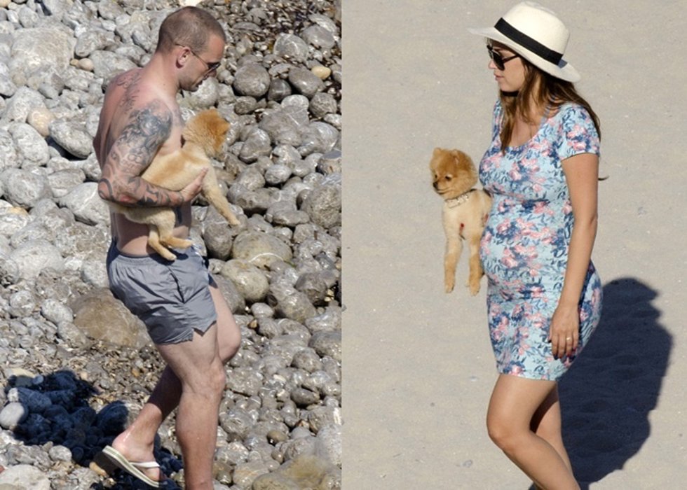 SNEIJDER Y SU MUJER YOLANTHE CABAU EJERCEN DE PAPÁS CON DOS CACHORROS DE PERRITO