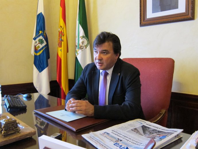 El alcalde de Huelva, Gabriel Cruz, en su despacho. 