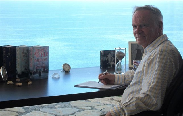 El escritor británico Jeffrey Archer en su casa de Mallorca