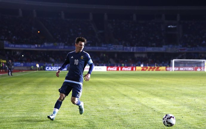 Argentina's Lionel Messi runs with the ball during the first round Copa America 