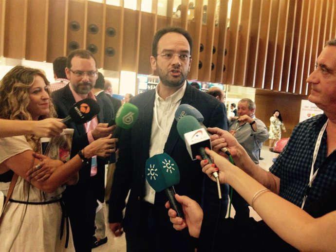 Antonio Hernando atiende a los periodistas en Granada