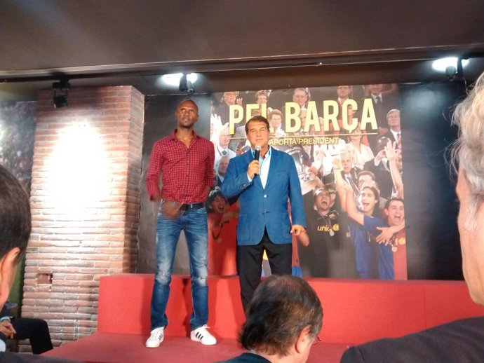 Eric Abidal con Joan Laporta
