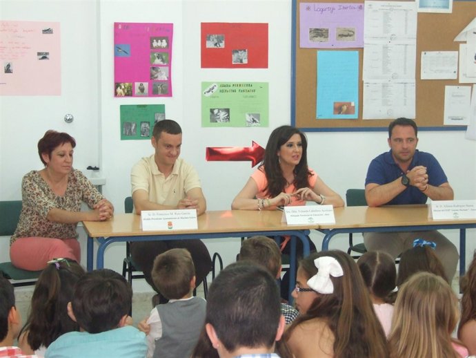 Caballero (2d), en una de las actividades del programa 'Familias lectoras'.