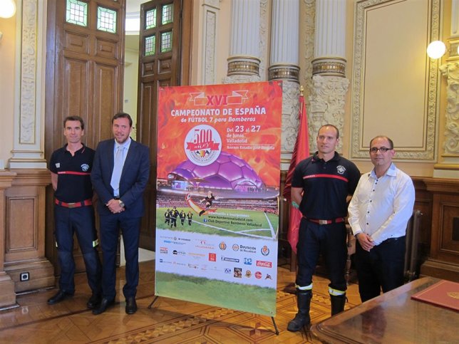 Óscar Puente y organizadores del campeonato de fútbol 7 para bomberos 