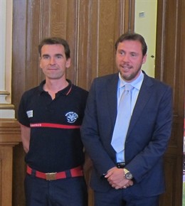 Óscar Puente y el Director del servicio de extinción de incendios, Reinoso