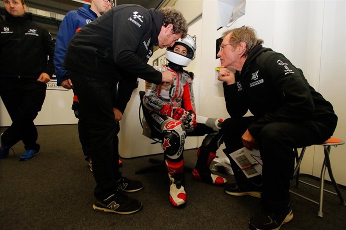 María Herrera en el box de su equipo en Jerez