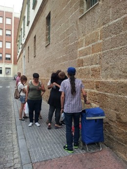 El alcalde se abraza a dos miembros de la familia desahuciada en la capital