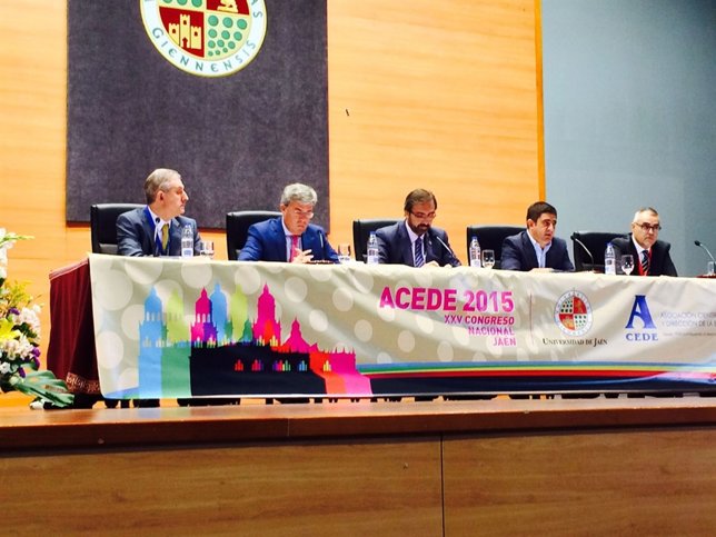 Reyes (2d) en la inauguración del XXV Congreso Nacional de Acede.