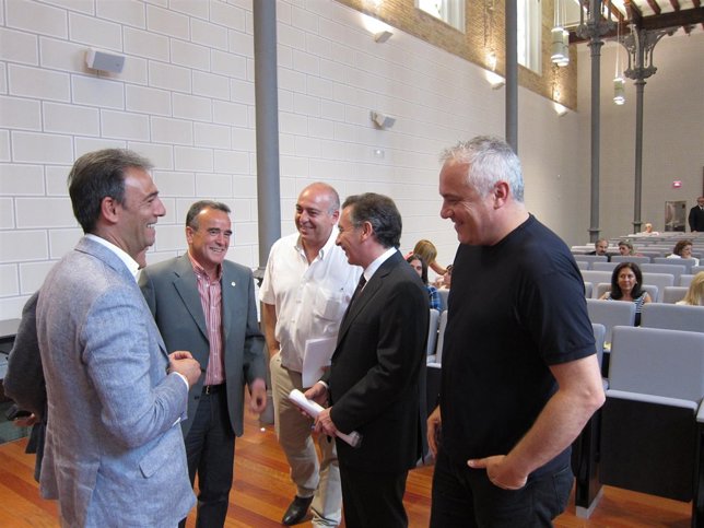 Sánchez Quero (PSOE) y Beamonte (PP) charlando con diputados antes del pleno