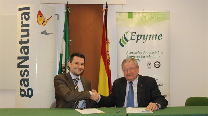 Raúl Suárez y Manuel Cosano firman convenio para la expansión del gas natural