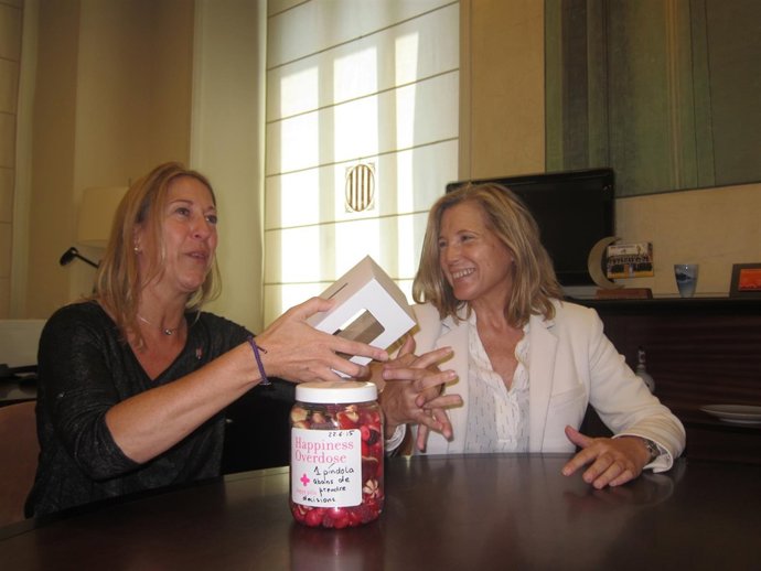 La vicepresidenta Neus Munté y su antecesora Joana Ortega se traspasan el cargo