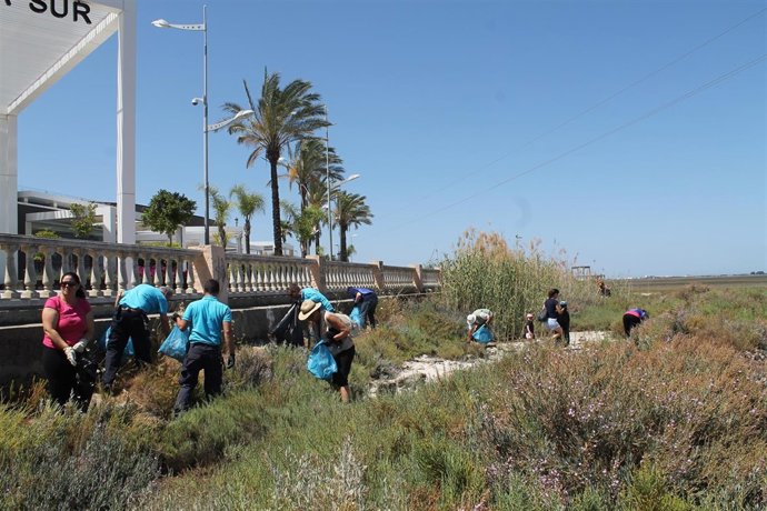 Las tareas de limpieza forman parte de un programa ambiental del Centro. 