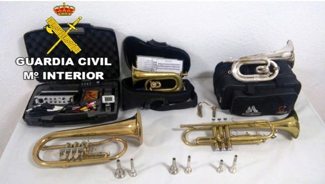 Instrumentos y complementos musicales recuperados. 