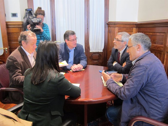 Reunión entre IU y Ciudadanos en la Junta General