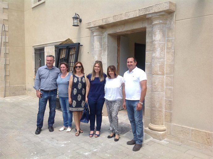 Gálvez (2d) ante el nuevo edificio anexo a la residencia y UED.