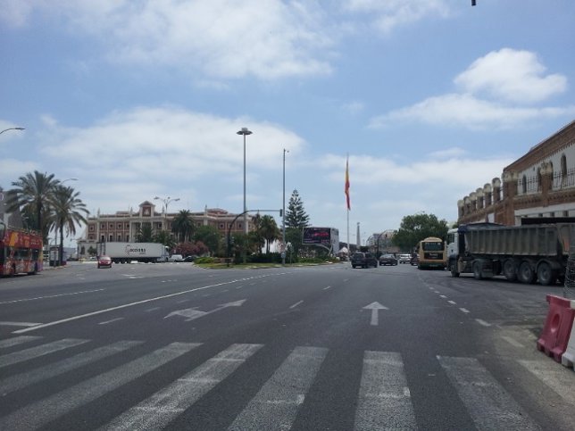 La gran bandera de España de la plaza de Sevilla, al fondo, vuelve a ondear