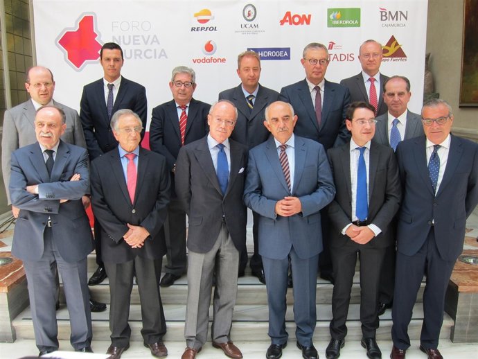  Feito, En Primera Fila, Tercero Por La Izquierda