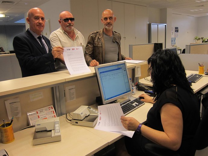 UGT, CC.OO. Y Confaes presentan la petición en el Registro de Salamanca