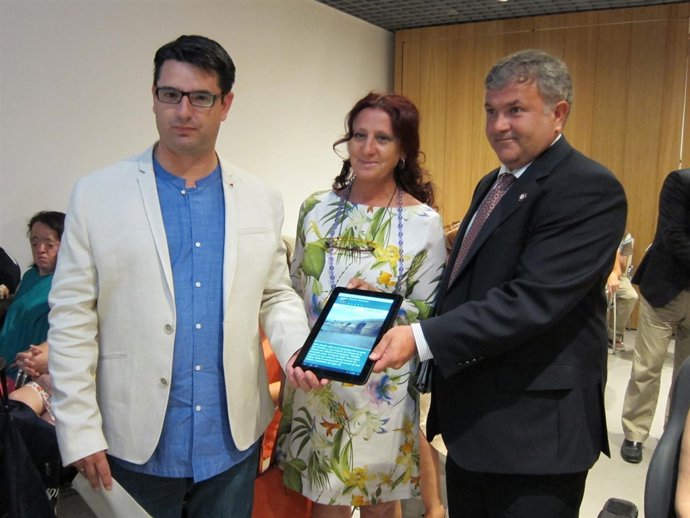 García, Chounavelle y Palacios muestran la 'app' en una tablet