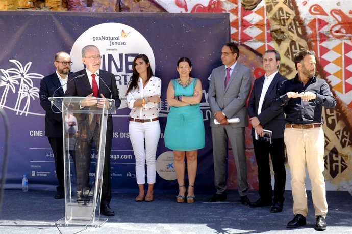 El alcalde, Francisco de la Torre, y Vigar en presentación de Cine Abierto