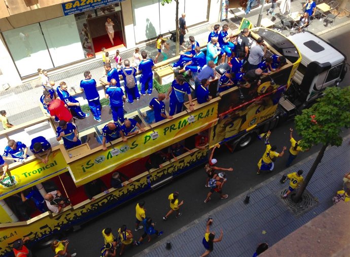 La guagua de la UD Las Palmas recorriendo la capital grancanaria