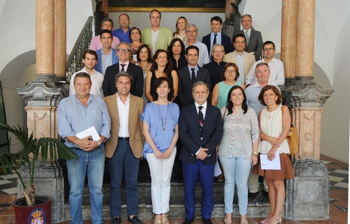 Foto de familia de la Corporación provincial saliente