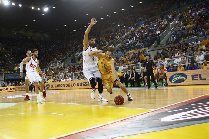 Brad Newley jugando contra el Real Madrid.