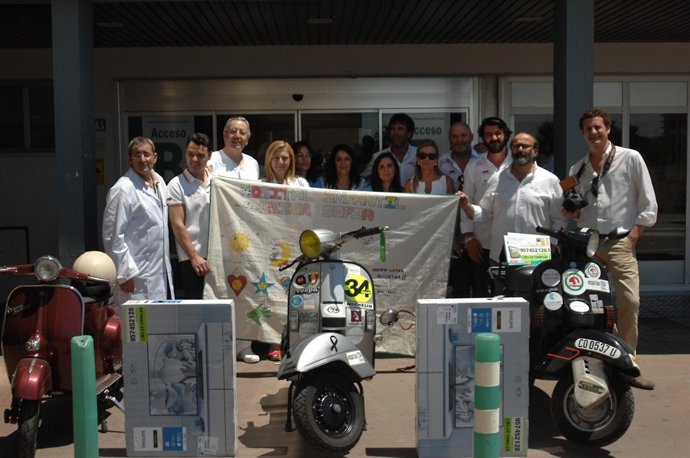Los moteros con responsables sanitarios ante el hospital