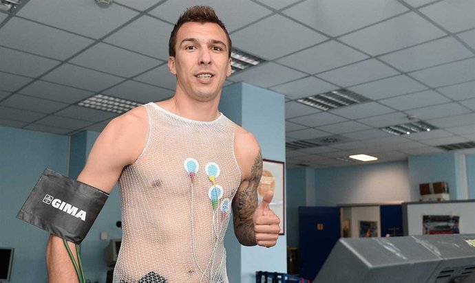 Mario Mandzukic pasando reconocimiento médico con la Juventus